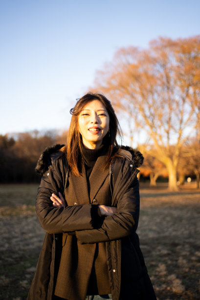 面带希望和自信表情的亚洲女性图片下载