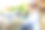 年轻的兽医妇女与平板电脑检查山羊在牧场背景。兽医在自然生态农场检查山羊。爱护动物和生态畜牧业理念。图片下载