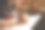 女孩用颜料按数字画了一幅画图片下载