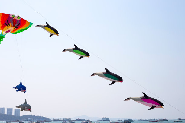 2023年2月26日“2023年芭堤雅国际沙滩风筝”五彩缤纷的风筝在天空中令人眼花缭乱。许多游客喜欢放风筝和仰望天空。芭堤雅海滩，春武里，泰国。图片下载