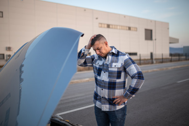 由于汽车破损，男子很担心图片下载