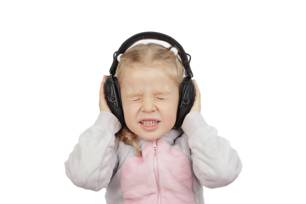 可爱的小女孩戴着耳机听音乐图片下载