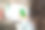 一名女子在咖啡馆使用智能手机图片下载