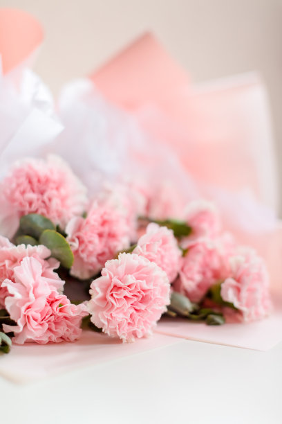 桌上有一束粉红色的康乃馨图片下载
