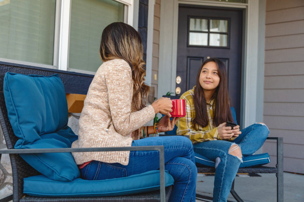 亚洲母亲和多种族的女儿在户外放松和交流没有技术的质量时间照片系列图片下载