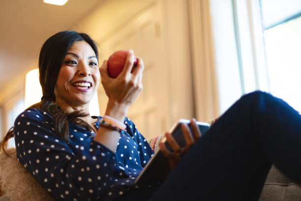 亚洲女性在家庭房间放松在沙发上懒洋洋的照片系列图片下载