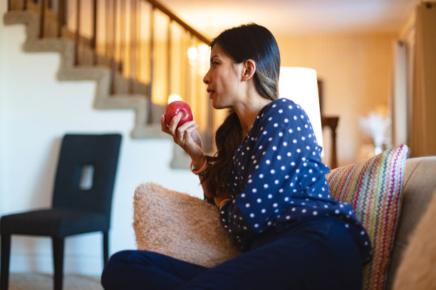 亚洲女性在家庭房间放松在沙发上懒洋洋的照片系列图片下载