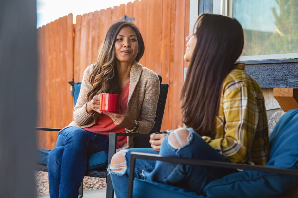 亚洲母亲和多种族的女儿在户外放松和交流没有技术的质量时间照片系列图片下载