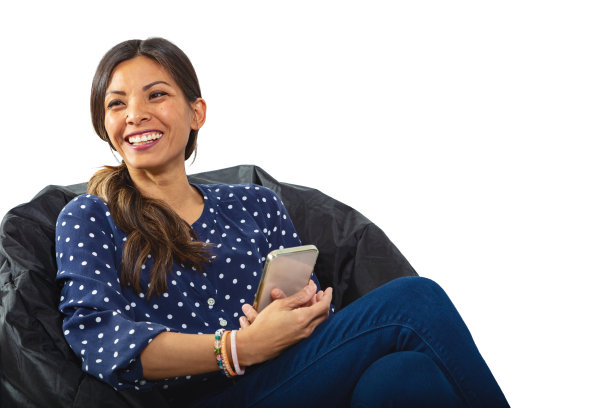 亚洲女性在白色背景隔离的家庭房间放松图片下载