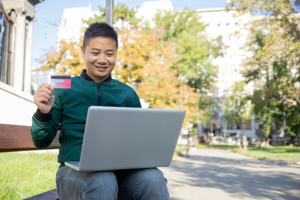 一名男子用她的信用卡在网上购物图片下载