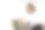 一个迷人的女孩在咖啡桌旁拿着笔记本电脑。图片下载