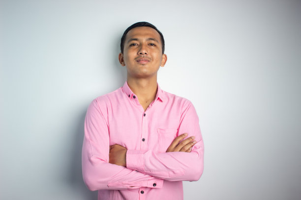 自信微笑的亚洲年轻人的肖像。图片下载