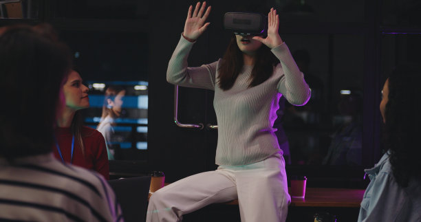 一群女性创业公司正在开发一款可以用虚拟现实眼镜玩的游戏。图片下载