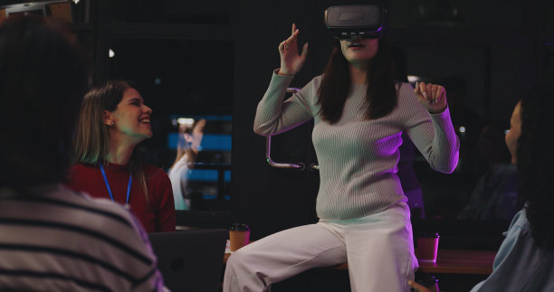 一群女性创业公司正在开发一款可以用虚拟现实眼镜玩的游戏。图片下载