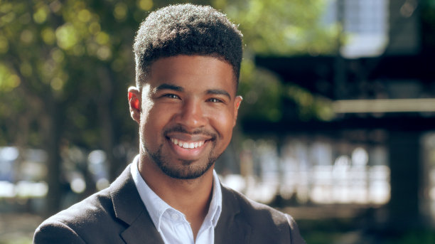 一个非裔美国商人的肖像直视相机图片下载