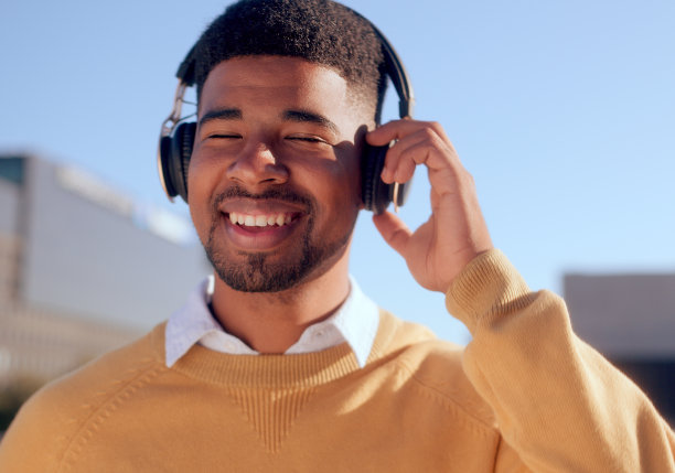 微笑，音乐和商业黑人在快乐，积极的态度和自由的城市跳舞。跳舞，耳机和男工人走在城市通勤听收音机，轨道和户外音频-库存照片图片下载