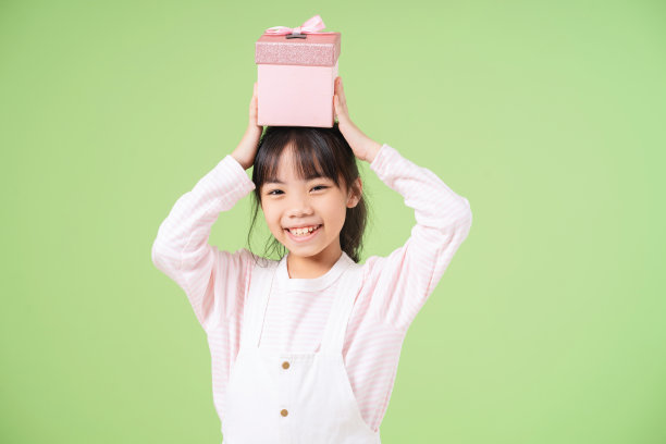 亚洲儿童的肖像在绿色背景图片下载