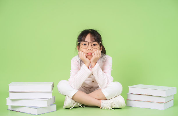 亚洲儿童的肖像在绿色背景图片下载