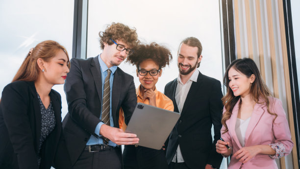 在办公室开会讨论文件和想法。商界人士对最新发展的讨论。图片下载