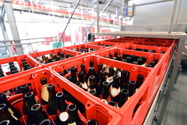 现代食品工业工厂——啤酒厂——传送带用啤酒瓶和机器进行生产图片下载