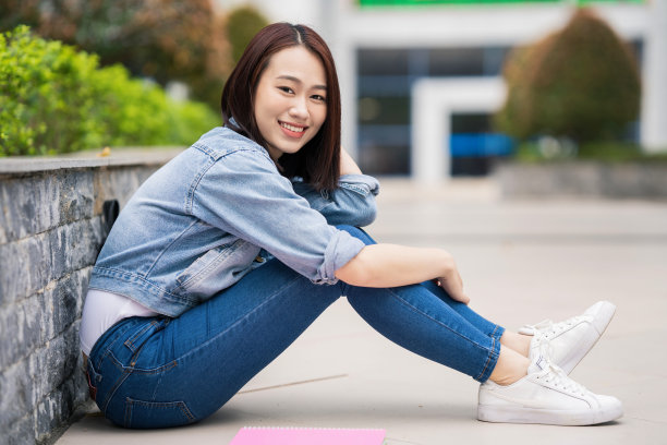 年轻的亚裔学生在学校图片下载