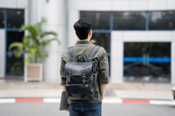 年轻的亚裔学生在学校图片下载