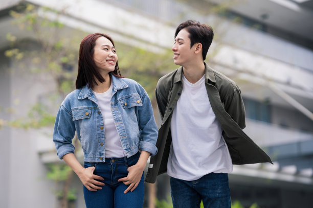 年轻的亚洲夫妇在户外的照片图片下载