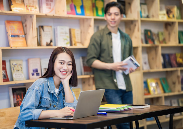 年轻的亚洲夫妇在图书馆学习图片下载