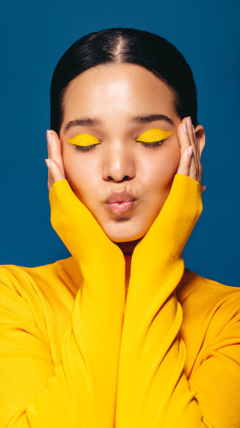 化妆自信:女人用眼影拥抱脸图片下载