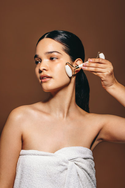 玉轮护肤:美女用玉轮按摩皮肤图片下载