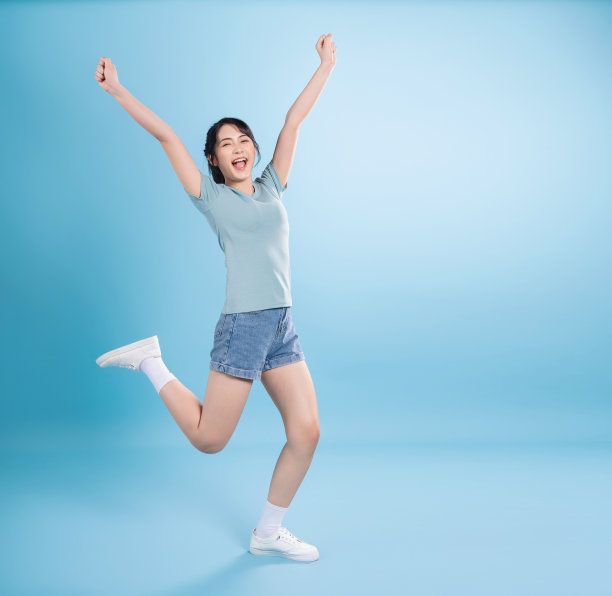 蓝色背景的亚洲女人图片下载