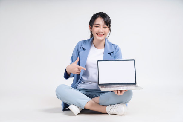 年轻的亚洲女人在白色背景图片下载