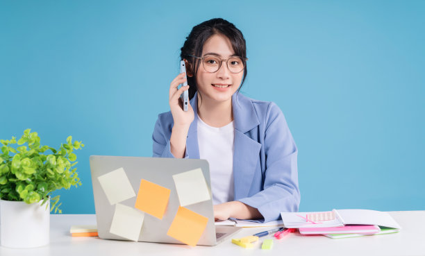 年轻的亚洲女商人在后台工作图片下载