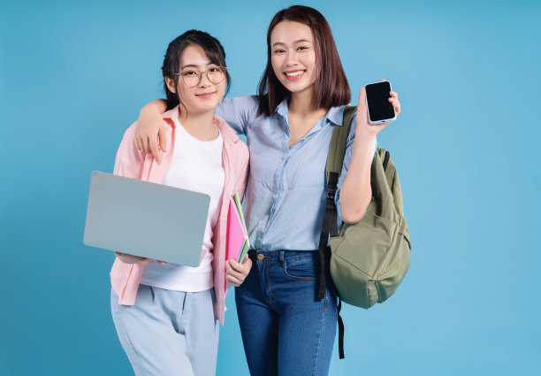 蓝色背景上有两个女人图片下载