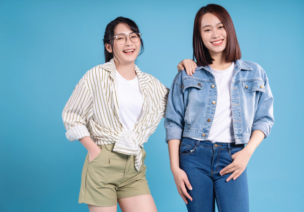 蓝色背景上有两个女人图片下载