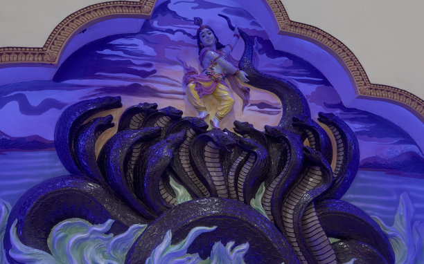 克里希纳神与卡利亚纳格的形象在印度寺庙的墙壁艺术雕像图片下载