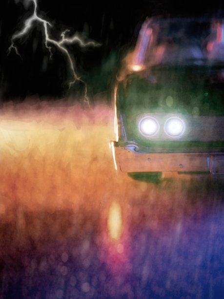 经典汽车在暴风雨的夜晚被照亮图片下载