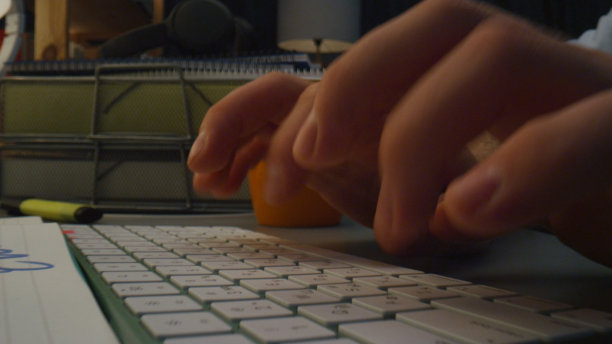 这家伙手握短信键盘按钮，里面很暗。男人手指工作电脑图片下载