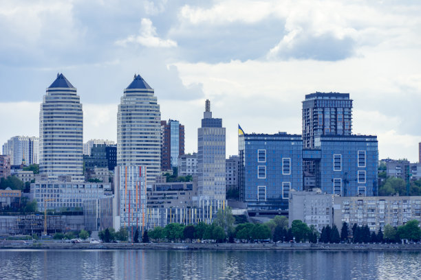 乌克兰第聂伯罗市中心和河岸的全景。图片下载