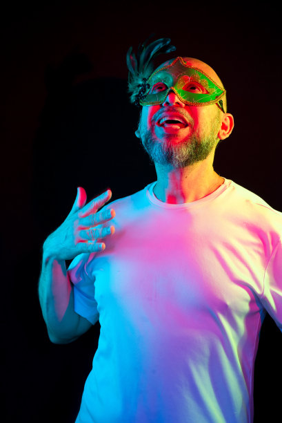 男子画像，光头，戴着狂欢节面具。用手做手势。图片下载