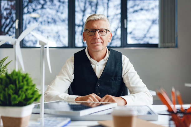 在办公室从事生态建设项目的男性成熟建筑师图片下载