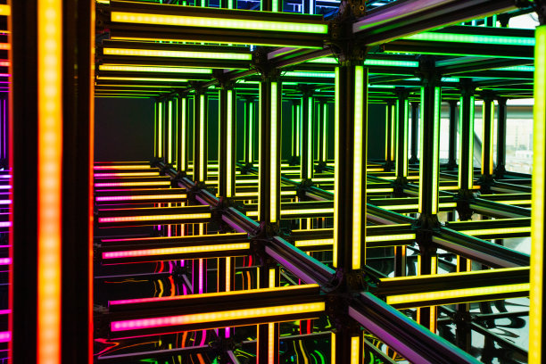 未来霓虹灯红黄绿的立方体艺术装置。科技网络魔方，科幻造型。抽象的概念背景与彩色霓虹灯立方体。图片下载