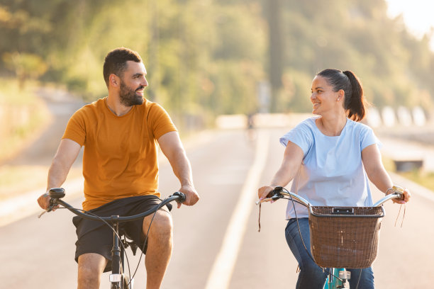 一对夫妇在海边骑着巡洋舰自行车图片下载