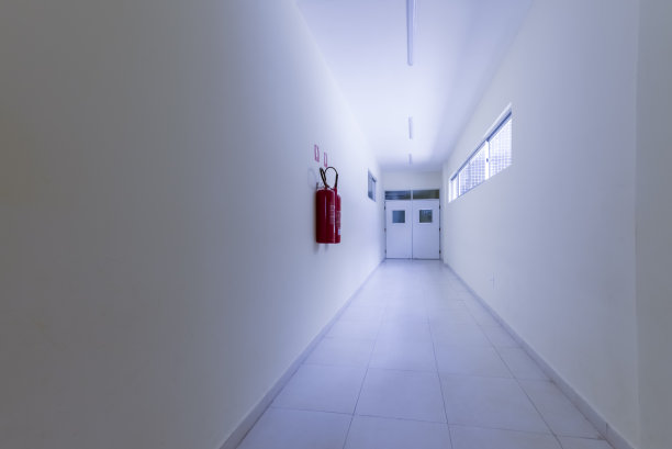 巴西一家医院的走廊，宽墙，没有人，冷光，灭火器和门。图片下载