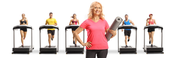 穿着运动服的成熟女人拿着运动垫，年轻人在跑步机上跑步图片下载