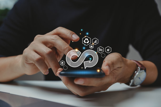商人使用循环经济的智能手机。图片下载
