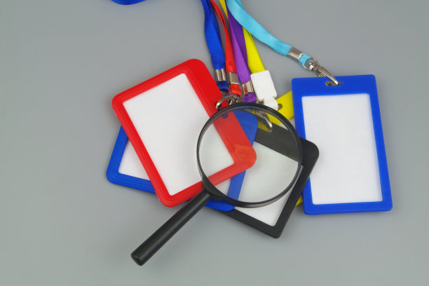 许多空白徽章，灰色背景上有放大镜。图片下载
