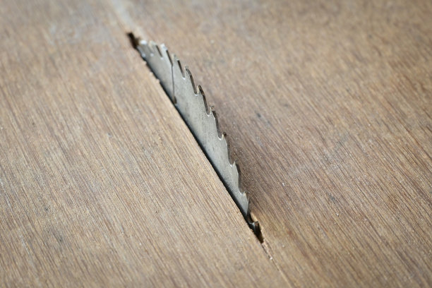 锋利的金属锯在木板纹理背景，施工机械图片下载