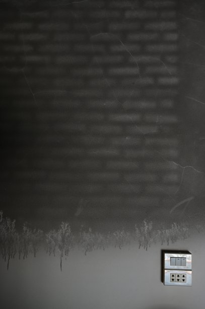 肮脏的黑色墙壁是由火灾、建筑工业烧毁的图片下载