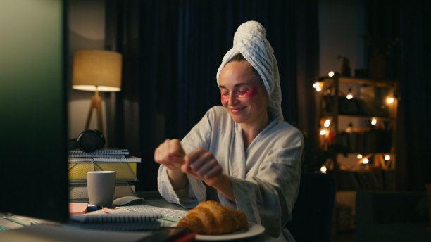 放松的女孩在家里听音乐晚上特写。女人跳舞欢乐图片下载